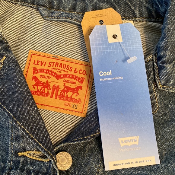 NWT *fits like a medium to large* Levi’s Denim Jacket - Picture 6 of 7